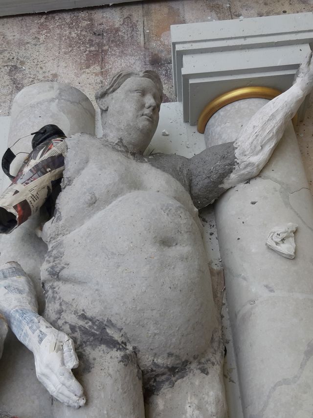 Skulptur av pappmasjé delvis dekket av papirsparkel