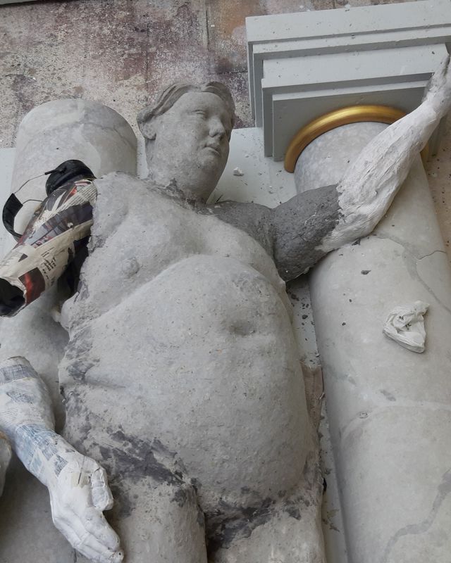 Skulptur av pappmasjé delvis dekket av papirsparkel