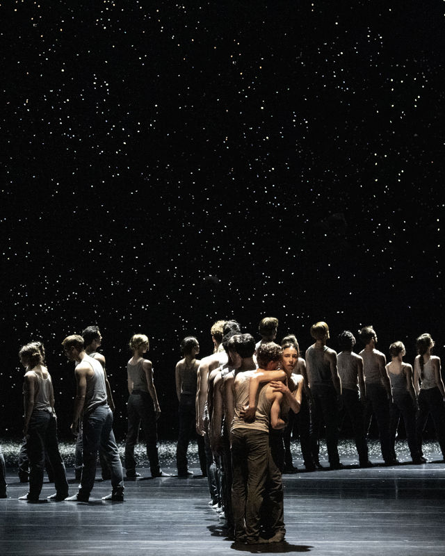 omfavnelse, mange dansere under "stjernehimmel"