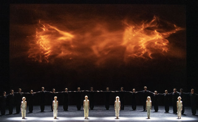barn fra Ballettskolen foran på scenen, dansere som tar på hverandres skuldre bak
