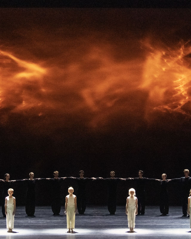 barn fra Ballettskolen foran på scenen, dansere som tar på hverandres skuldre bak