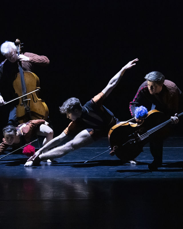 Musikere og dansere sammen på scenen
