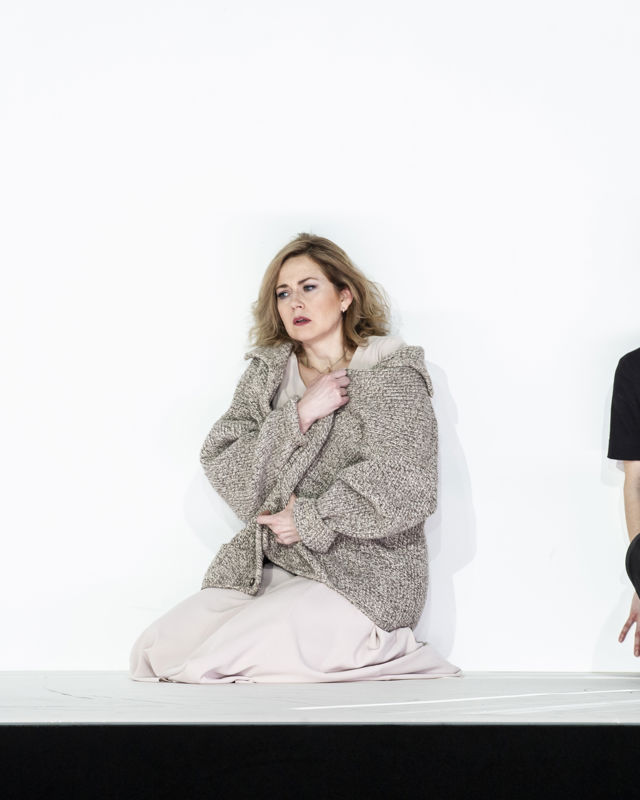 To kvinner sitter på gulvet