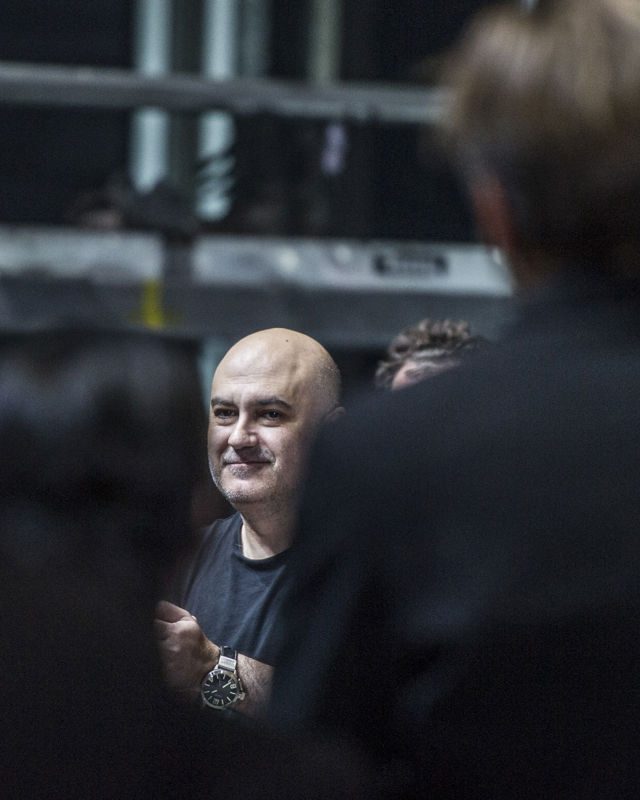 Skallet mann midt i menneskemengde