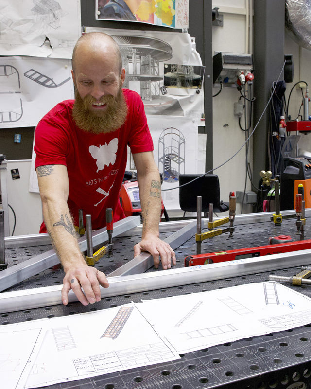 bilde av Fredrik Jonsson på metallverkstedet