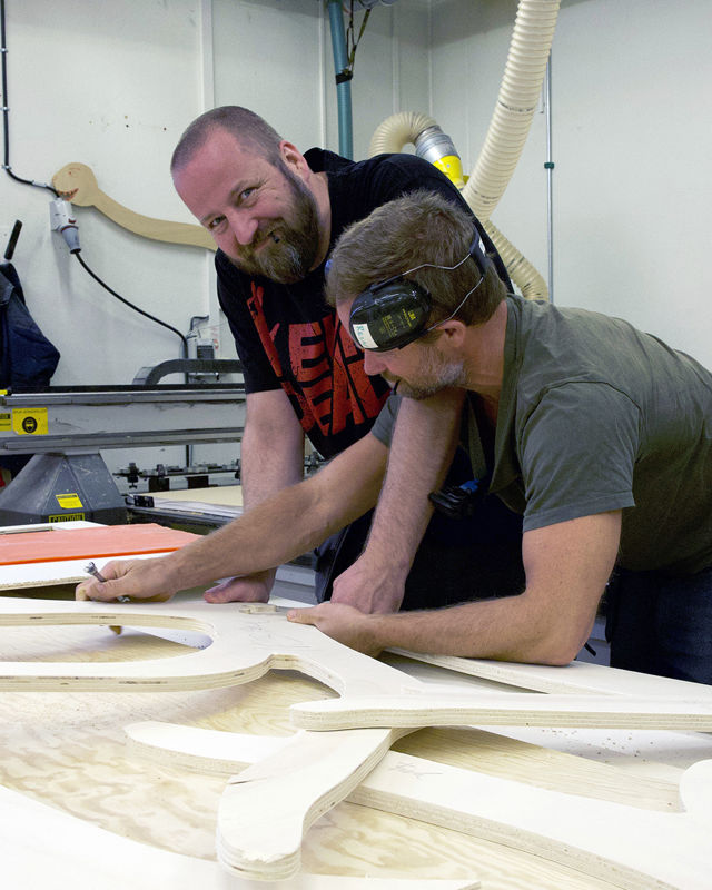 Leder for treverkstedet Mats Haaskjold Sætre og teatersnekker Rein Sunding Gjessing i aksjon.