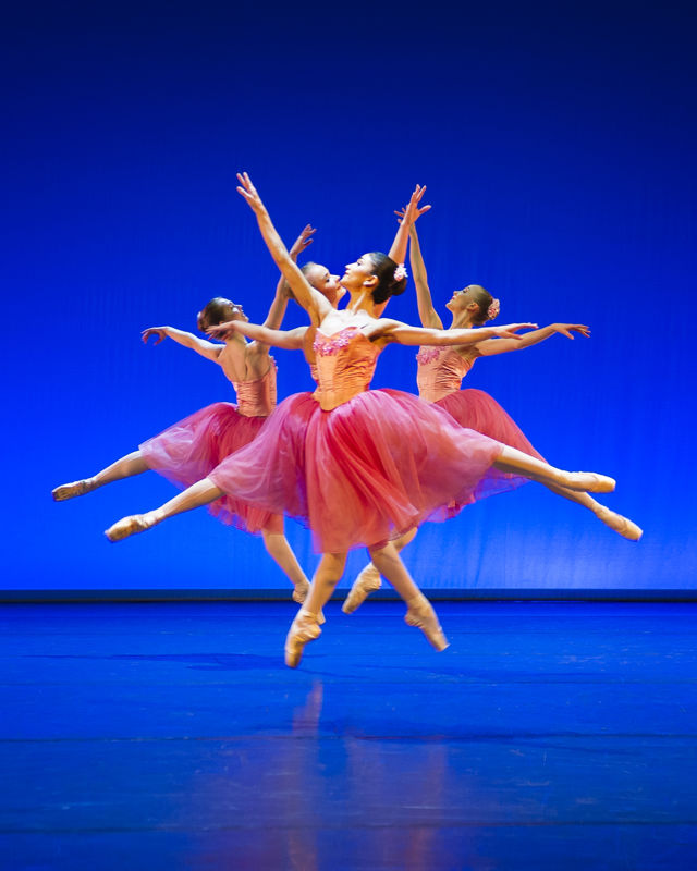4 jenter fra Nasjonalballetten UNG danser på tåspiss og rosa kjoler