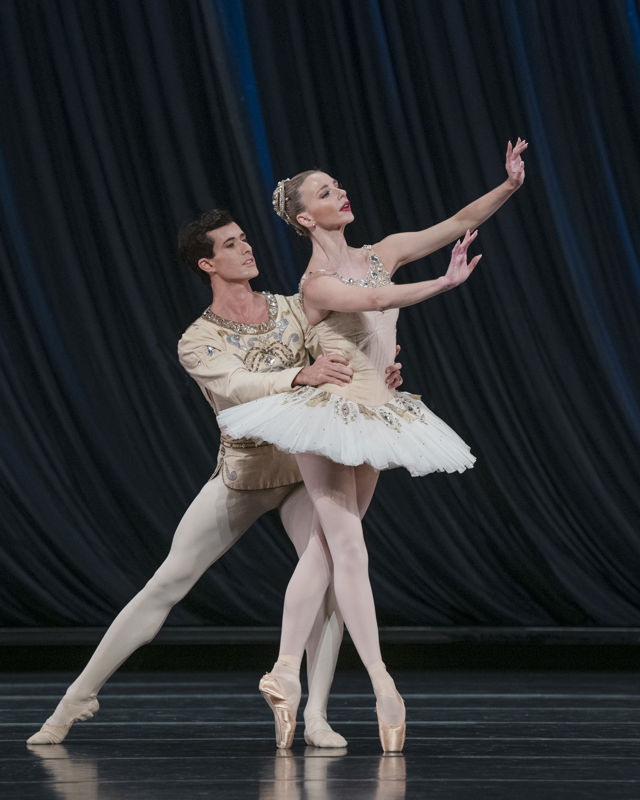 Mannlig danser holder ballerina rundt livet