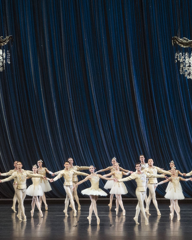 Mange dansere i formasjon på scenen