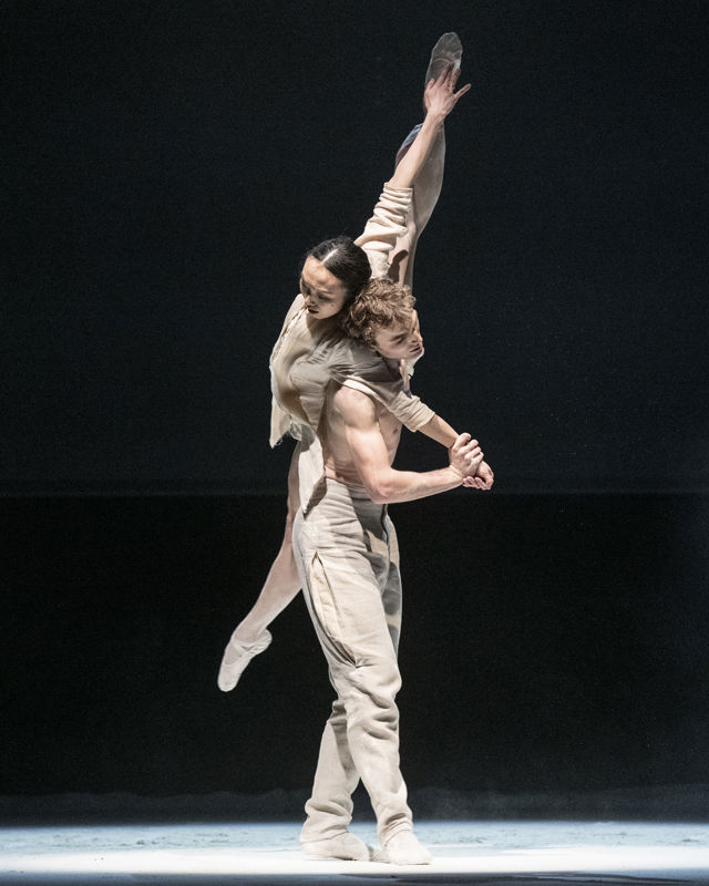 kvinne og mann som danser, han holder henne over skulderen