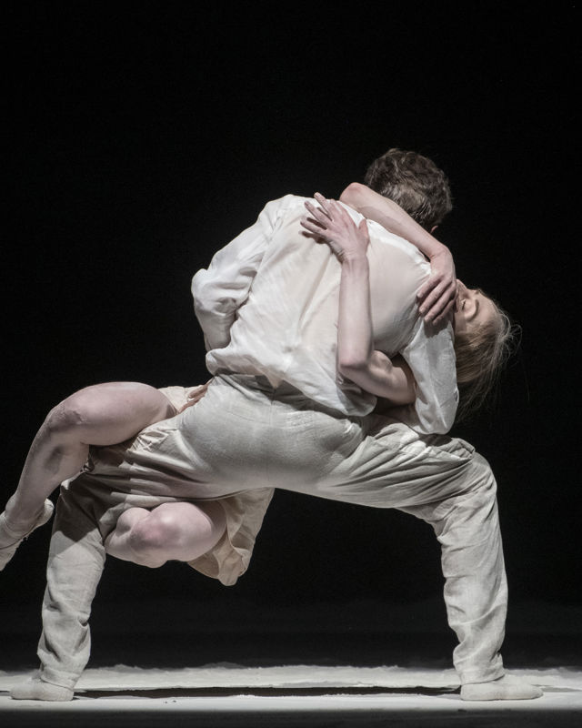 en mann løfter en dame som hlder seg fast i kroppen hans