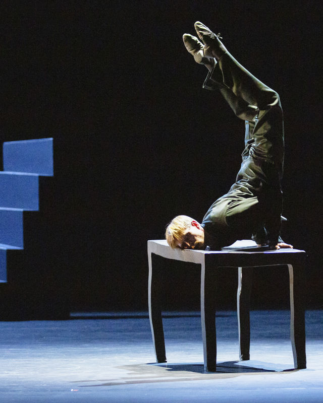 en mann ligger oppe ett bord