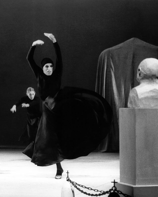 en mann danser rollen som mor