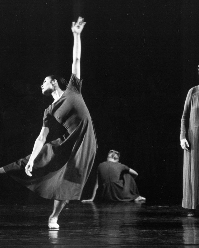 en ung kvinne og en eldre dame med hatt