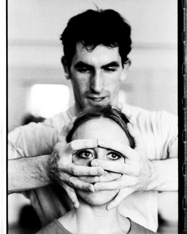 en mann holder rundt en ung kvinnes ansikt