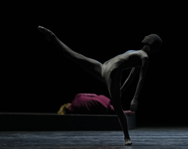en sortkledd danser