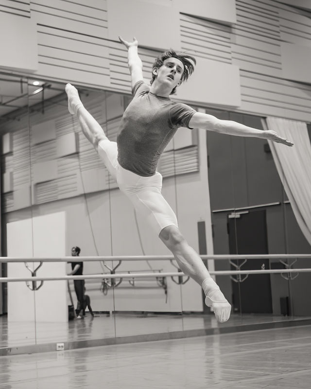mannlig danser i splitt
