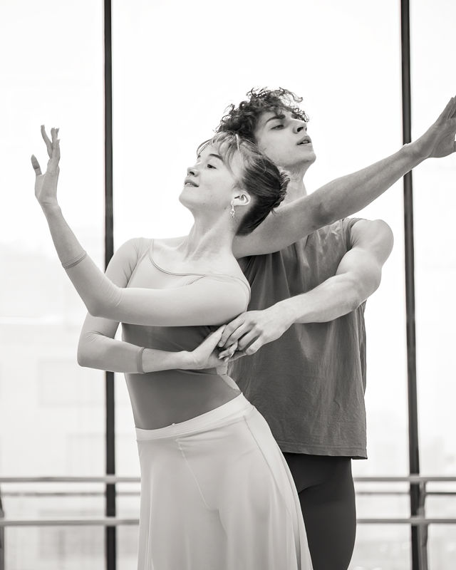 to dansere i studio, han står bak henne og holder henne i hånden