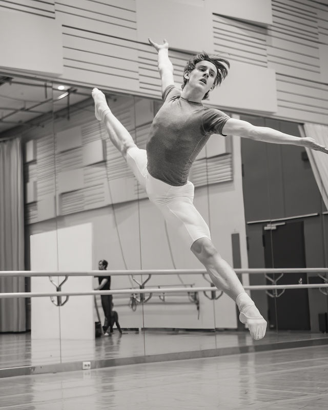 en mann i splitthopp