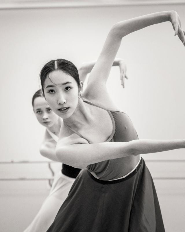 to kvbinnlige dansere, en står gjemt bak den andre