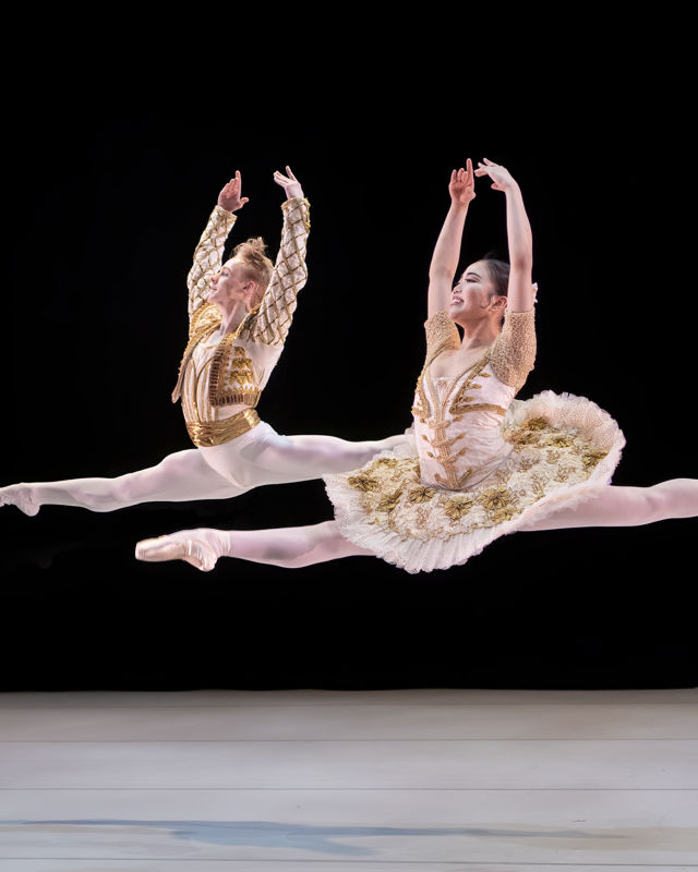 klassisk ballett - et par i grand jéte (splitthopp)