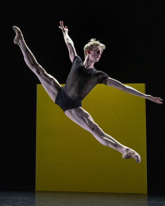mannlig danser i splitthopp