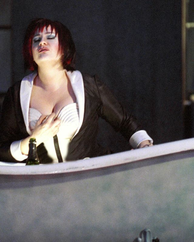 Påkledd kvinne i badekar