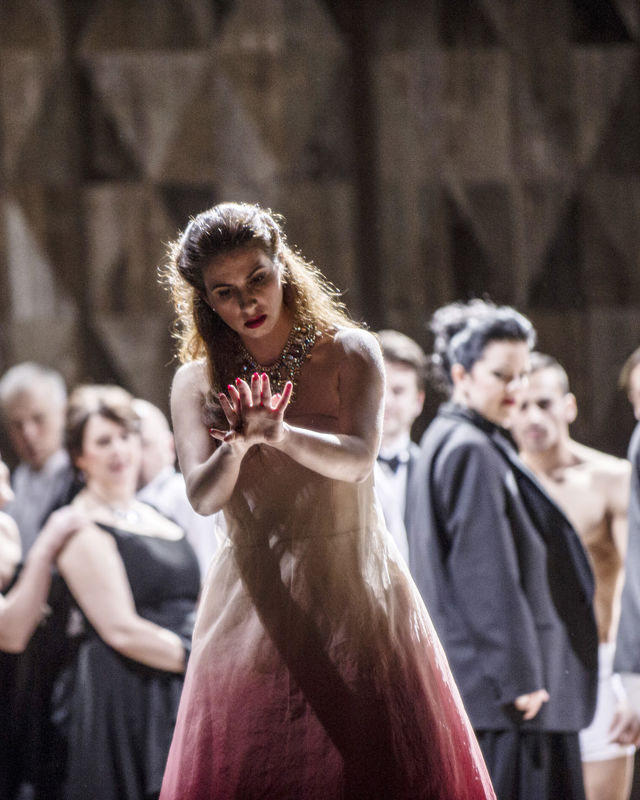 Kvinne i lang kjole, studerer hendene sine