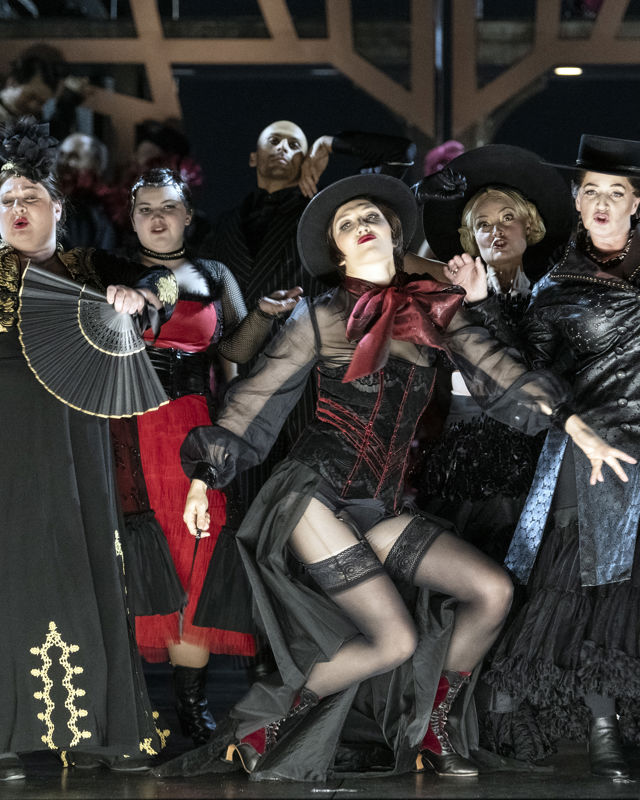 Fest med mennesker utkledd i spanske kostymer