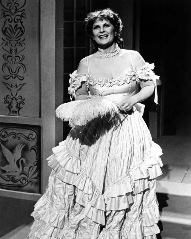 Svarthvitt bilde av kvinne i selskapskjole