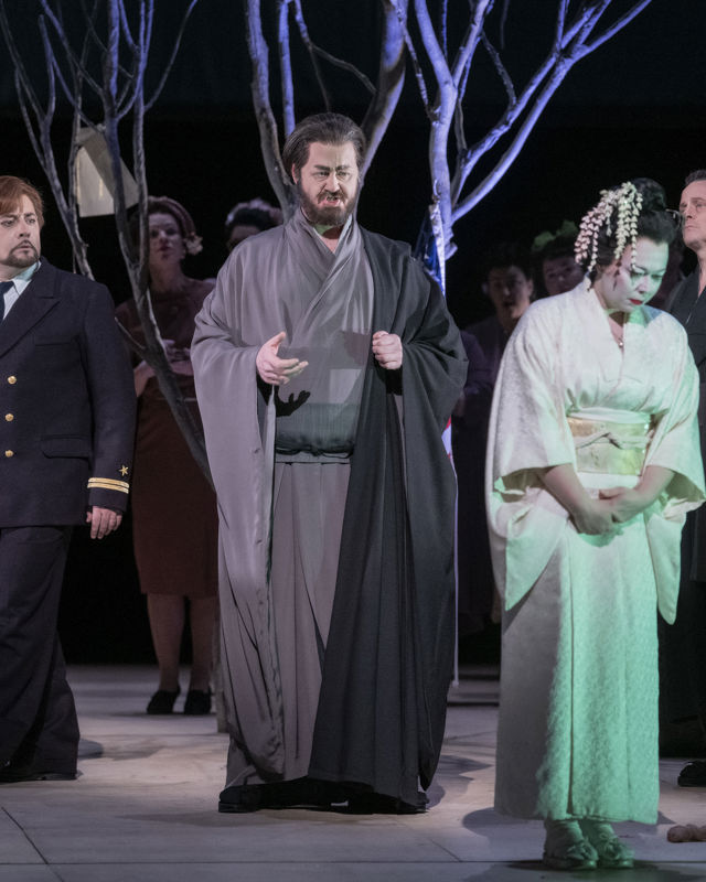 Mann i uniform, mann i japansk kimono, kvinne i japansk brudedrakt
