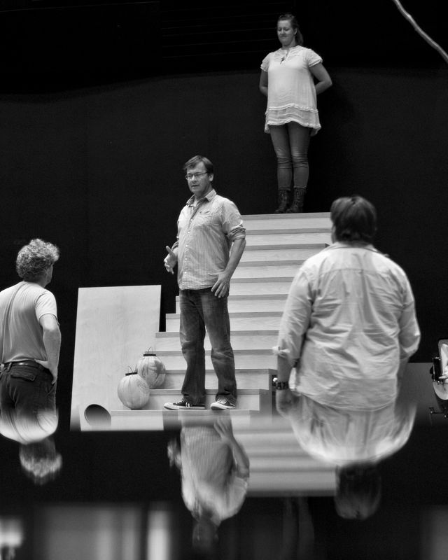 En man og en kvinne står i en trapp, tre mennesker står vendt mot dem