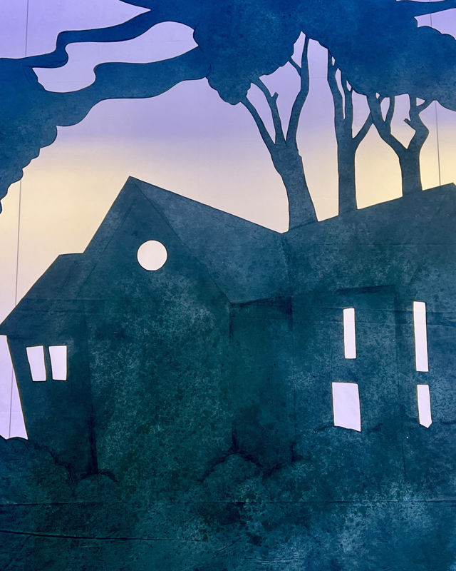 Sceneteppe som viser et hus i en skog i papercut-out-stil, blå-lilla toner