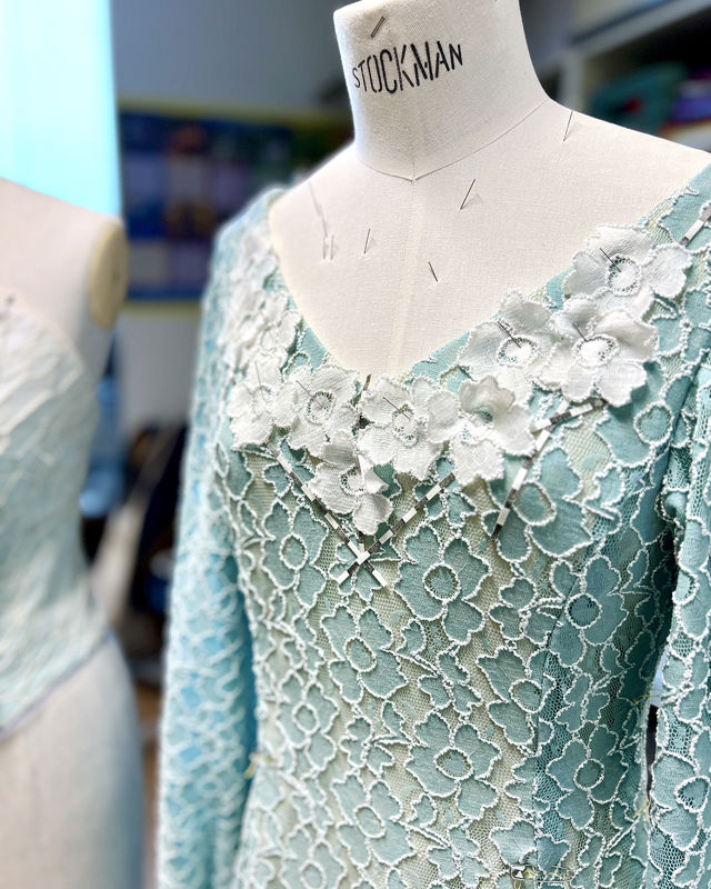 Sømbyste med turkisfarget kjole med blomster