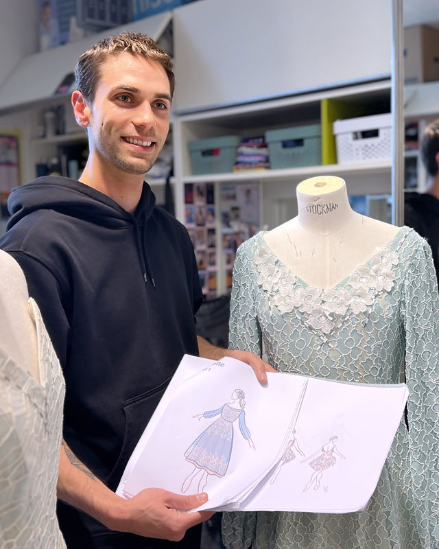 Kostymedesigner Martin Dauchez viser fram byster med kostymer og en kostymetegning