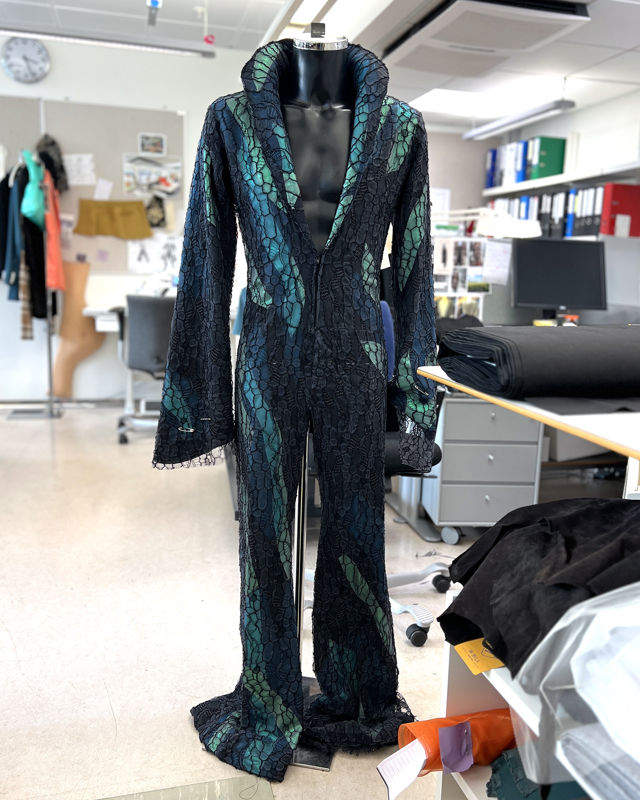 Helfigur av nøkken-kostyme hengende på et byste.