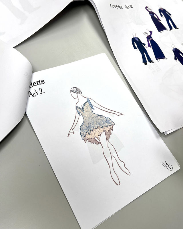 Tegning av ballettdanser iført en ballett-tutu med svanefjær, i lyse nyanser av off-white, blått og pastellrosa.