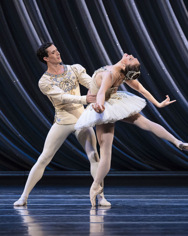 en pas de deux (dans for to) i hvite kostymer