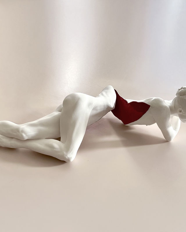 en hvit skulptur av en danserkropp delt i to