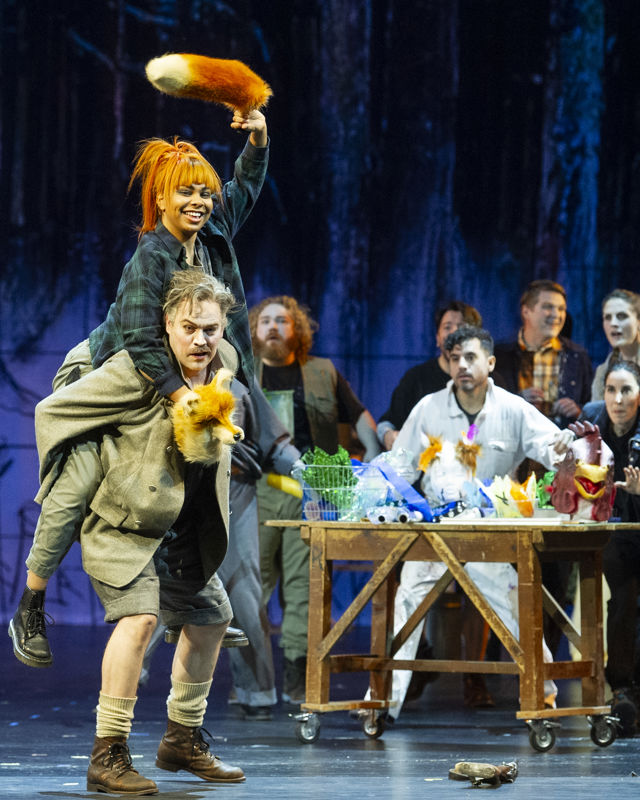 Ei jente med revehale i hånde sitter på rygge til en mann