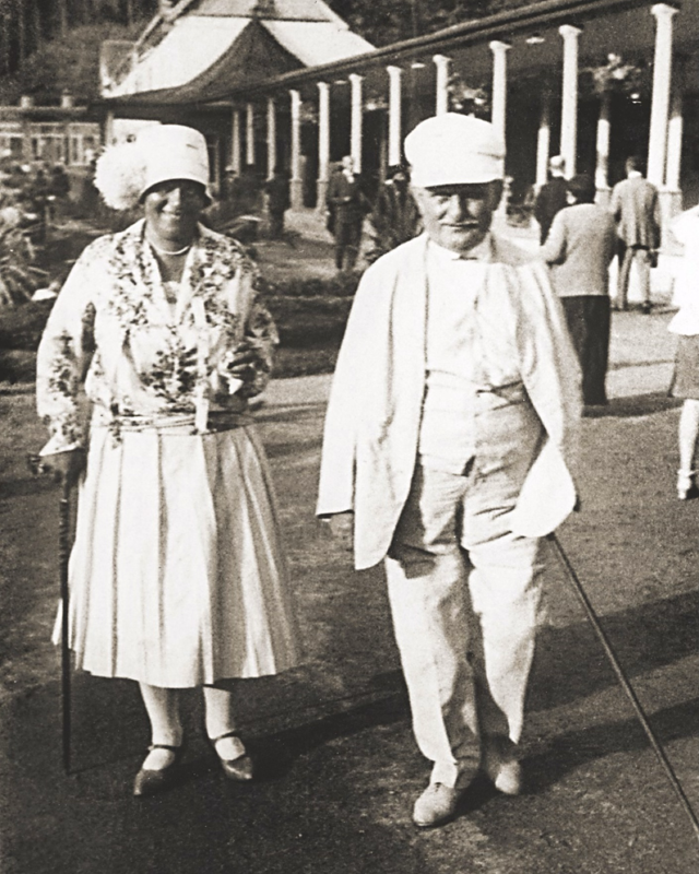 Gammelt foto av mann og kvinne i hvite klær