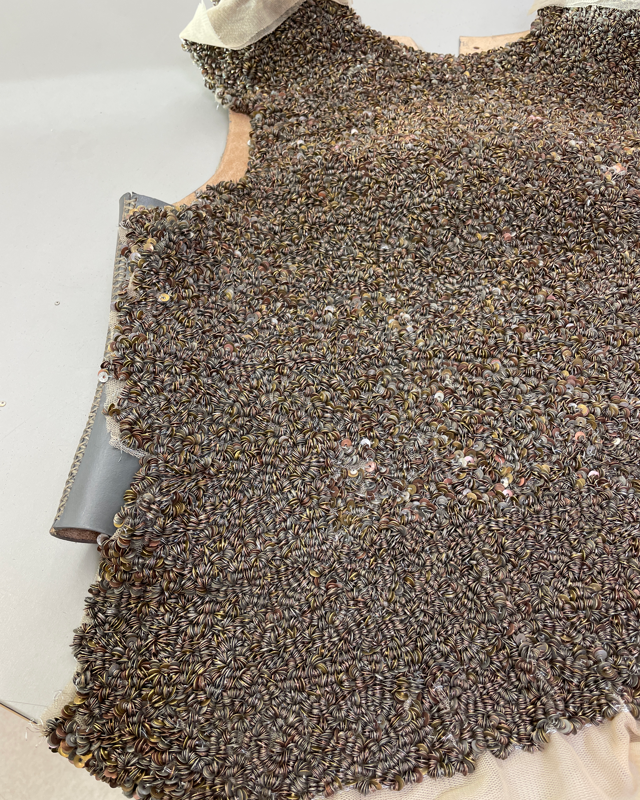 Brynje under konstruksjon, laget av metalltekstil