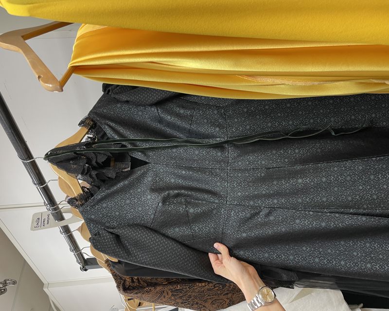 Svart kjole på stativ