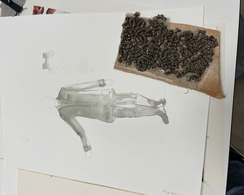 Kostymetegning med stoffprøve med metall