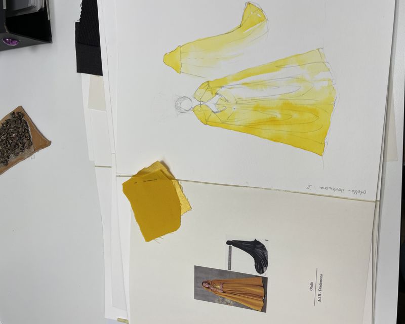 Kostymetegning av gul kappe