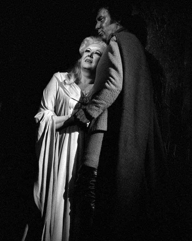 Kvinne lener seg inntil mann