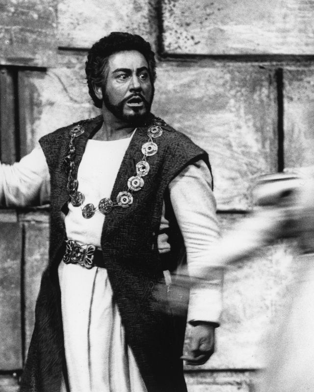 Skuespiller med kunstig farget ansikt