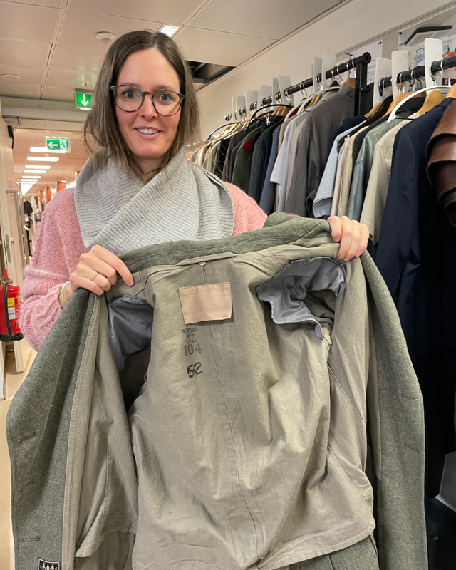 Kvinne holder frem jakke