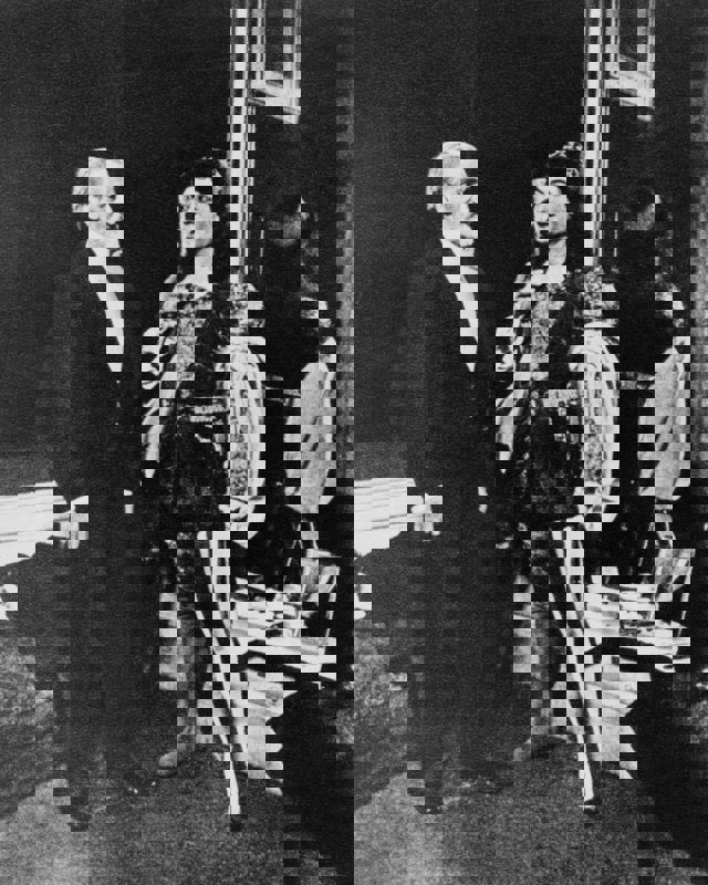 Gammelt foto av gammel mann ved siden av en mann i kostyme