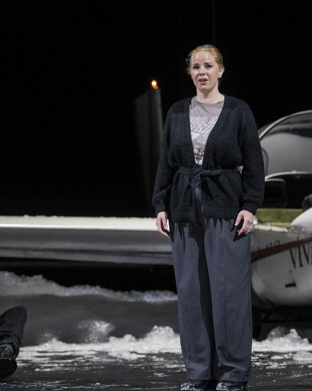 Kvinne og mann foran et lite fly
